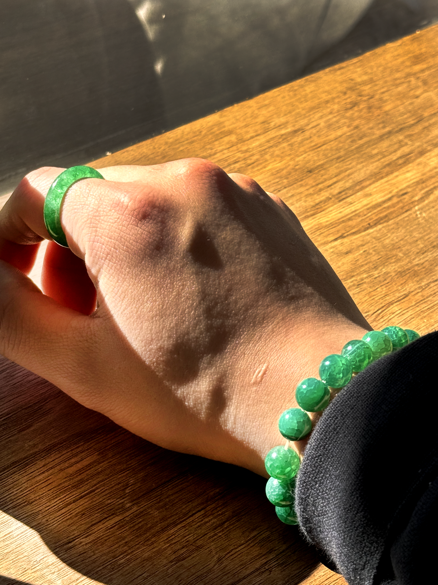 Simple pearl-shaped beaded bracelet made of vibrant green jade.