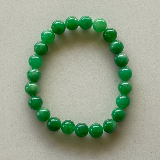 Simple pearl-shaped beaded bracelet made of vibrant green jade.