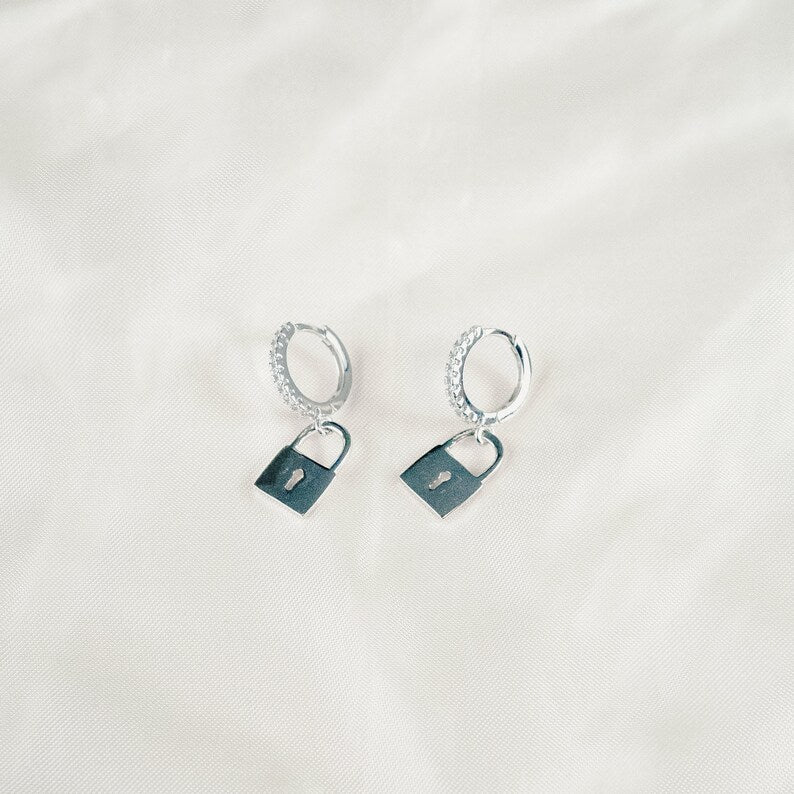 Designed with sensitive ears in mind, these hypoallergenic 925 sterling silver key lock hoop earrings feature sparkling cubic zirconia stones, ensuring a touch of glamour and comfort for all-day wear without any irritation or discomfort.